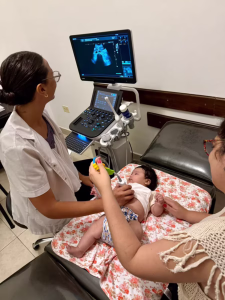 Ecografía abdominal pediátrica sin dolor para bebés en Consultorio de la Mujer Salta