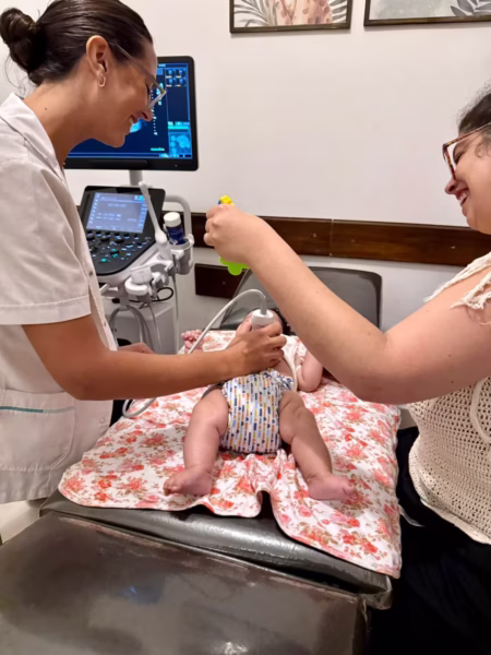 Dra. Bárbara López realizando ecografía pediátrica humanizada en Salta Capital